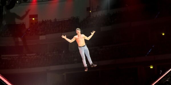 Trampoline-Show-Flying-Acrobat