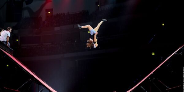 Trampoline-Show-Lady-Acrobat