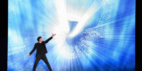 Urban-Projection-Dancer-Blue-Screen