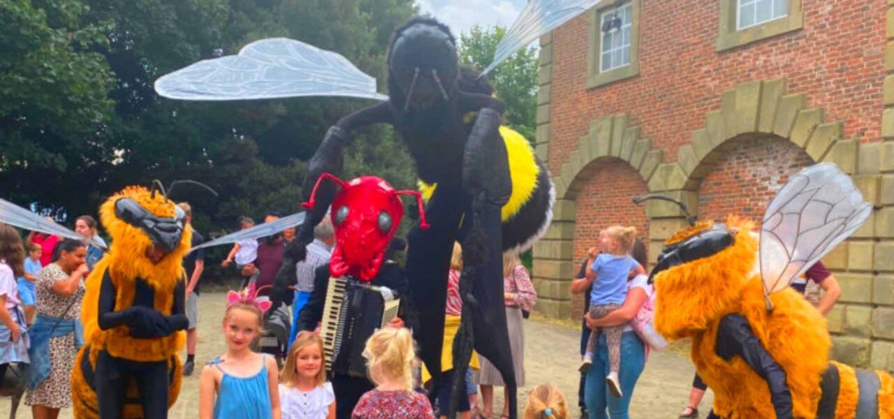Walkabout-Giant-Insect-Show
