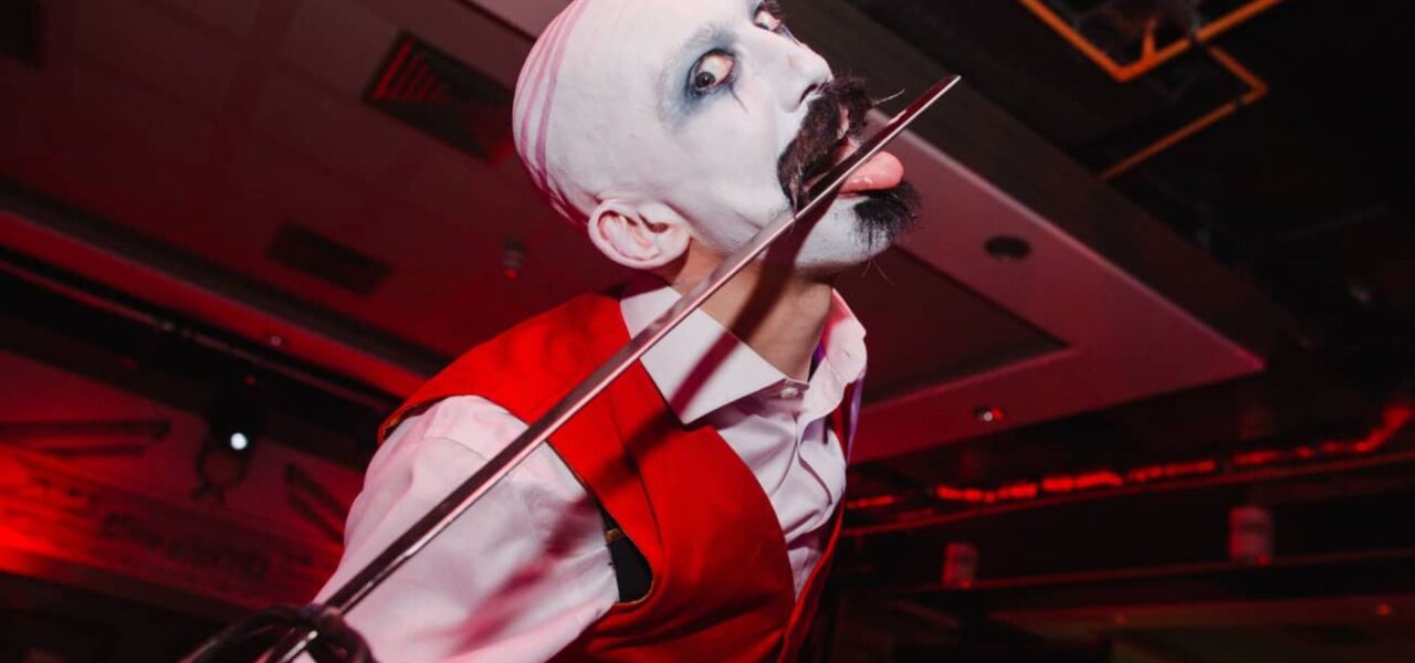 Halloween-Performers-For-Immersive-Halloween-Themed-Event-Entertainment