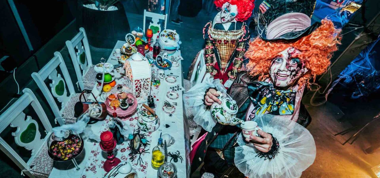 Horror-Themed-Alice-In-Wonderland-Set-Build-With-Performers