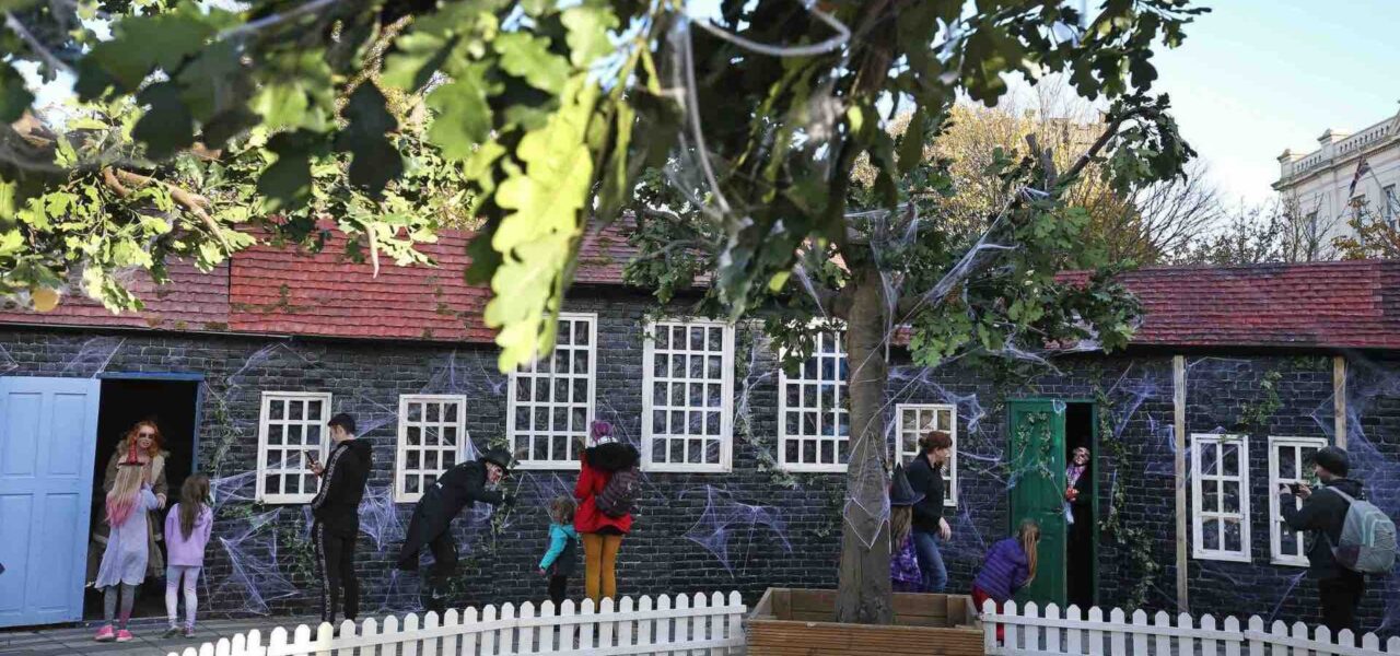 Scary-Walkabout-Actors-At-Scare-Maze-Attraction