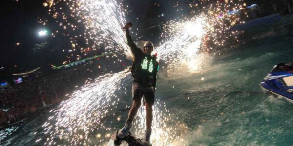 Flyboard-Firework-Show-Flyboarder
