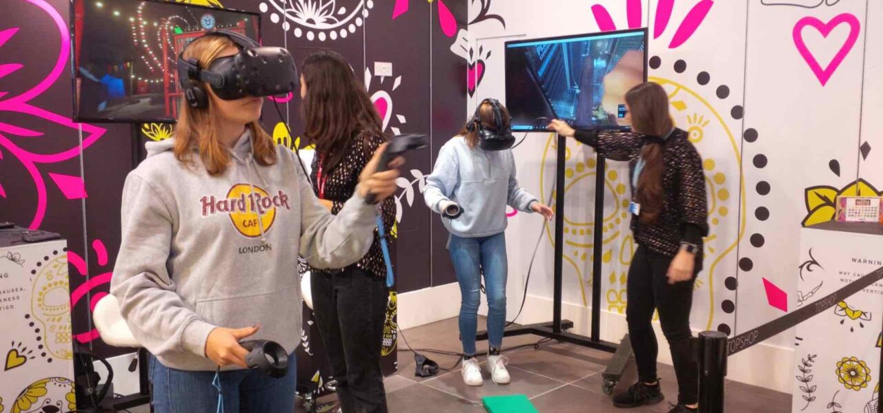 Virtual-Reality-Lady-Playing