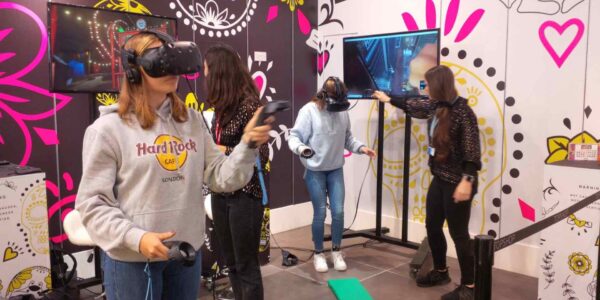 Virtual-Reality-Lady-Playing