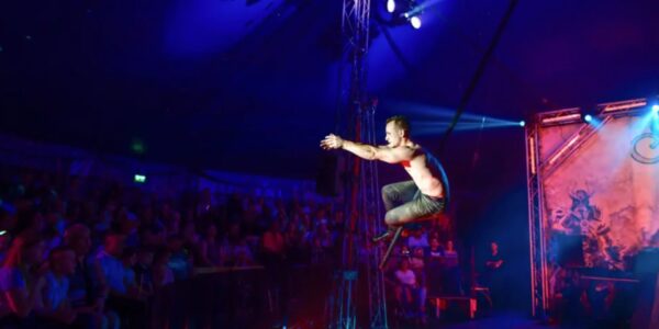 Circus-Show-Fly-Pole