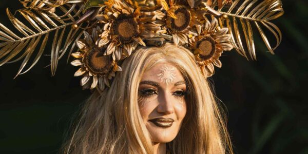 Close-Up-Enchanted-Garden-Roaming-Performer