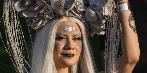 Enchanted-Garden-Roaming-Performer-Close-Up