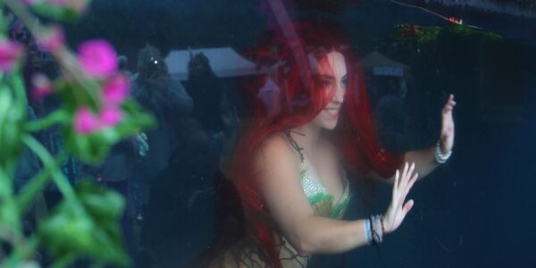 Mermaid-Underwater-Tank-Performer