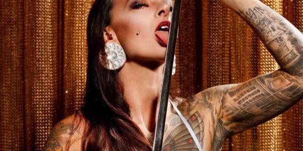 Risque-Dangerous-Sword-Swallower