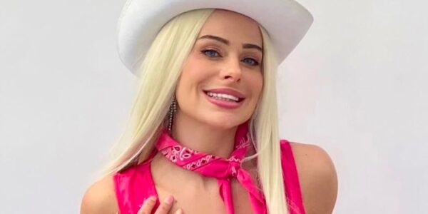 Smiling-Cowgirl-Margot-Barbie-Impersonator