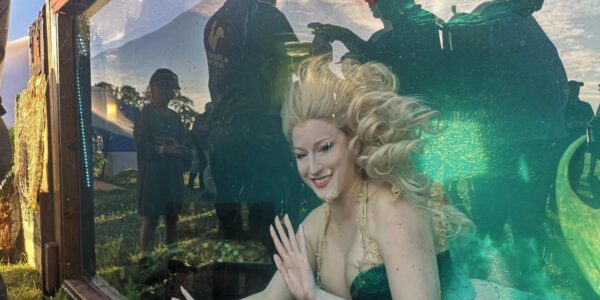Stunning-Underwater-Tank-Mermaid
