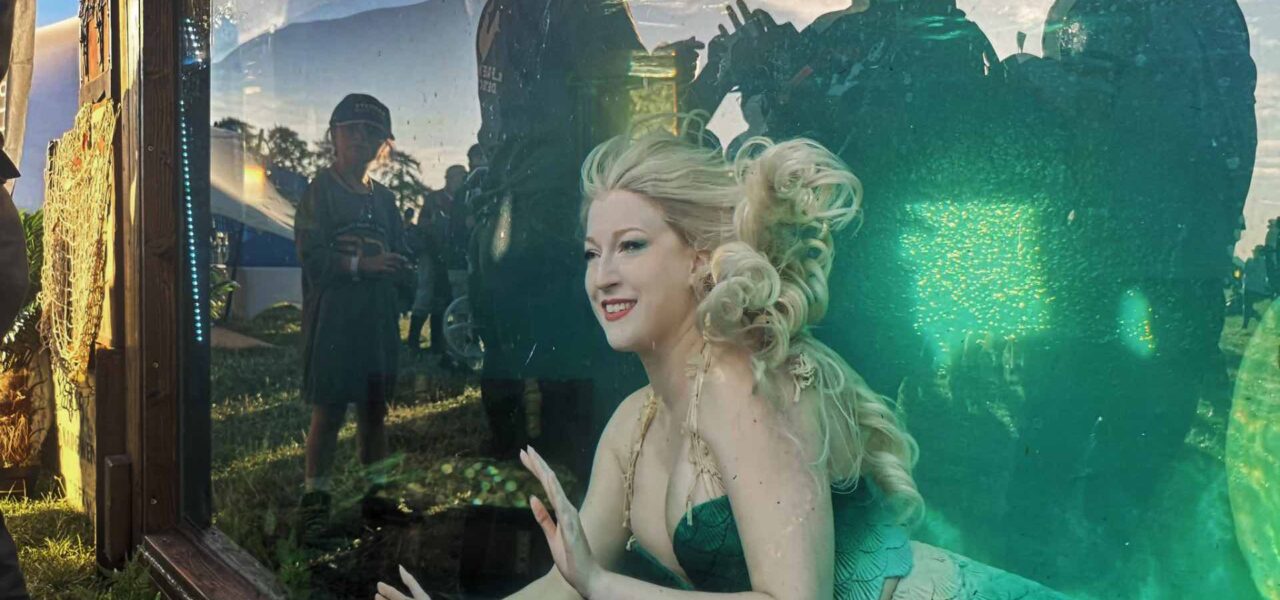 Underwater-Mermaid-Tank