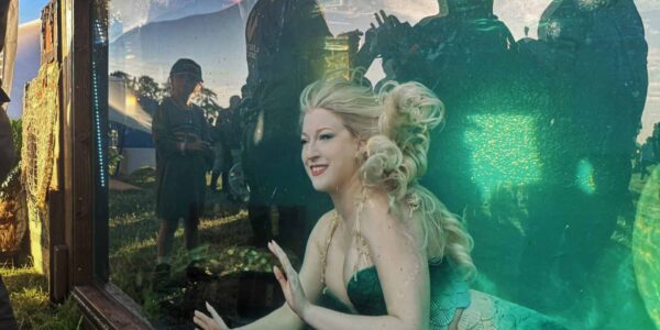 Underwater-Mermaid-Tank