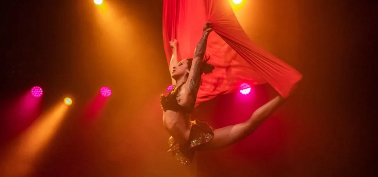 Flying-Aerialist-Hammock-Show