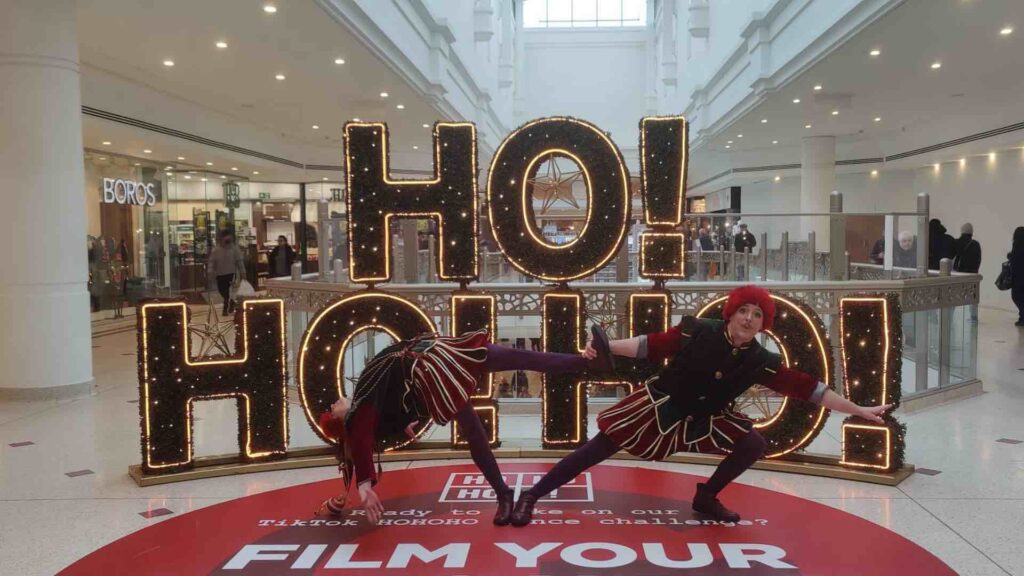 Thrilling live performance by Christmas acrobat elves