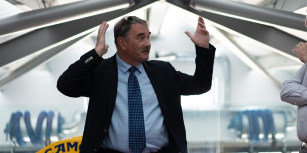 F1-Champ-Nigel-Mansell-Talking-To-Guests