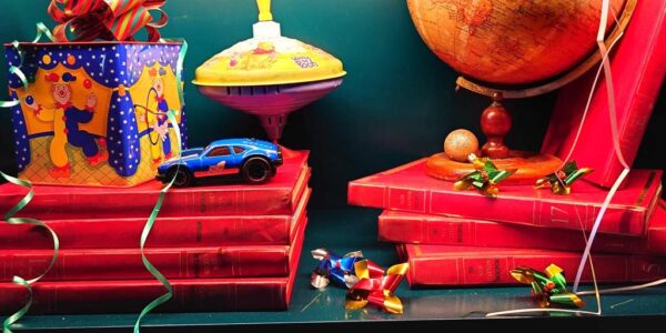 Globe-And-Car-Props-For-Santas-Workshop
