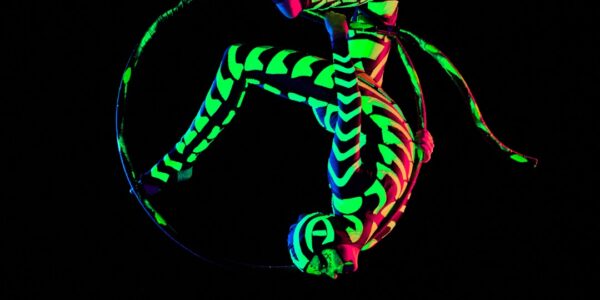 Neon-Glowing-Acrobat