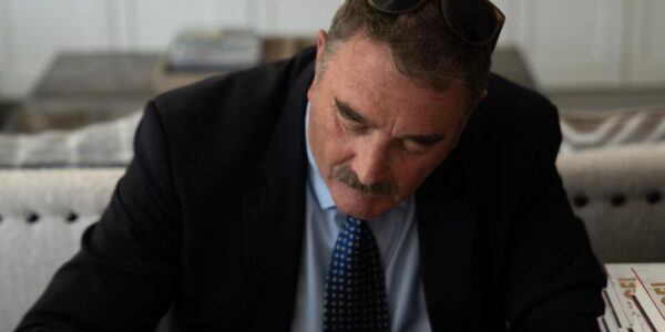 Nigel-Mansell-Signing-A-Book