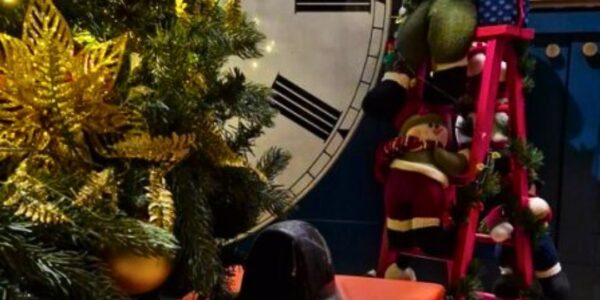 Santas-Clock-And-Props