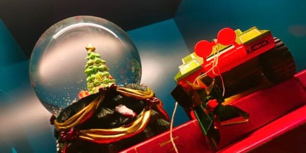 Snowglobe-And-Truck-Theming.