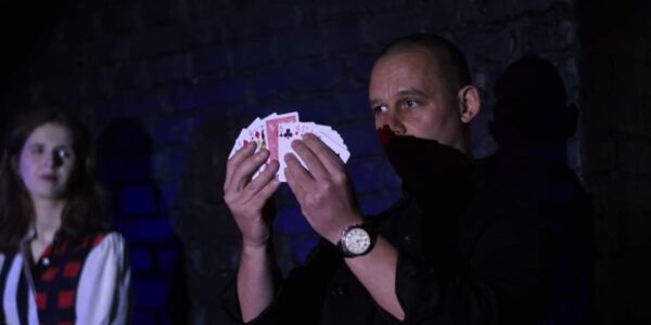 Stage-Card-Stunt-Magician