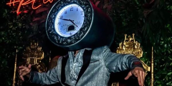 Walkabout-Clock-Performer