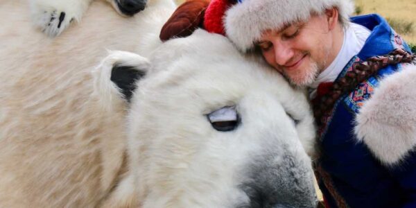 Stroke and pet our realistic christmas polar bear puppet with her two cubs! Crowds will love this interactive animal act.