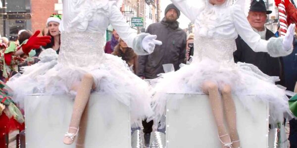 Duo of white christmas angels, an interactive walkabout act for your winter wonderlands and christmas themed events.