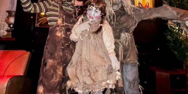 Creepy-Child-And-Doll-Walkabout-Act