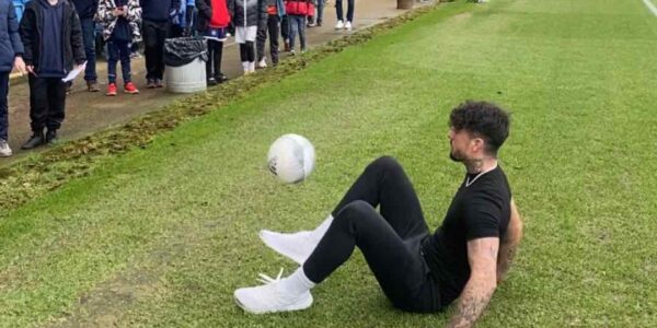 Dribbing-For-Fans-As-A-Football-Freestyler