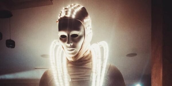 Glowing-White-LED-Performer