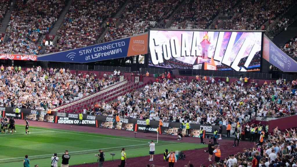 'Goal' animation shown on stadium screen after Miniminter's goal, taking the score to 2-1.