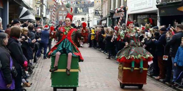 Street-Parade-Christmas-Presents-Walkabout-Act