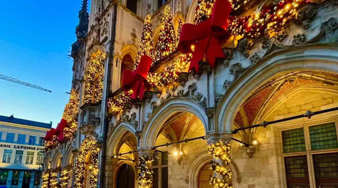 Christmas-Giant-Building-Bows