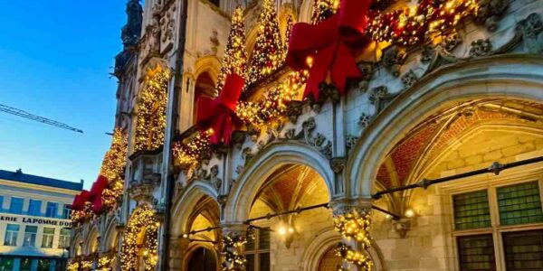 Christmas-Giant-Building-Bows