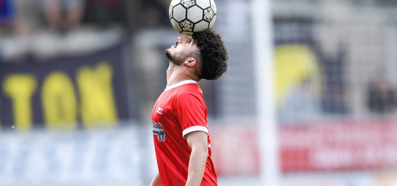 Head-Tricks-With-Football-Freestyler