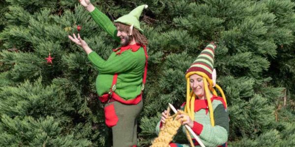 Elf-Walkabout-Act-Pretending-To-Knit-Yarn