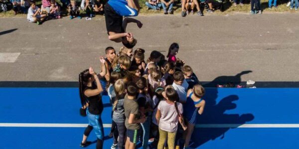 Freestyle-Acrobat-Professional-Flips-Over-Crowd