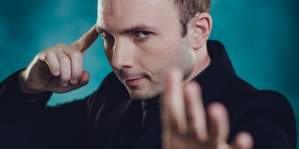 Mentalist-Pointing-To-His-Head-And-At-Screen