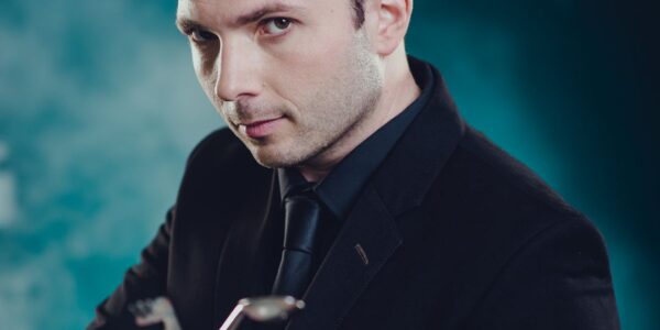 Mentalist-With-Metal-In-His-Hand