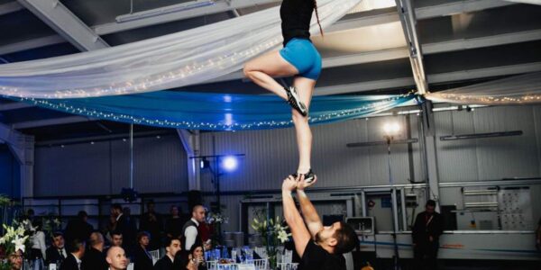 Strong-Man-Lifts-Acrobatic-Woman-In-Stunt