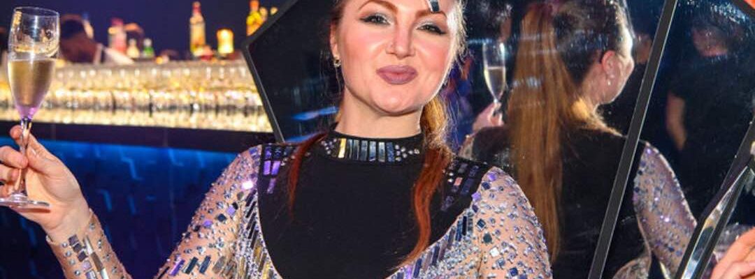 Roaming-Champagne-Server-For-Luxury-Events