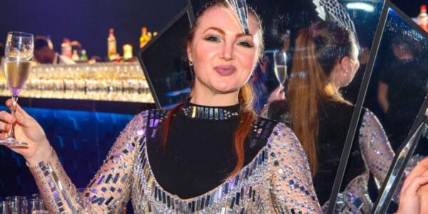 Roaming-Champagne-Server-For-Luxury-Events