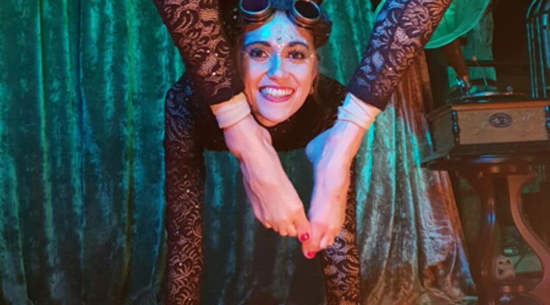 Steampunk-Acrobat-Contorting