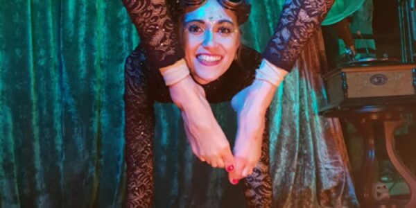 Steampunk-Acrobat-Contorting
