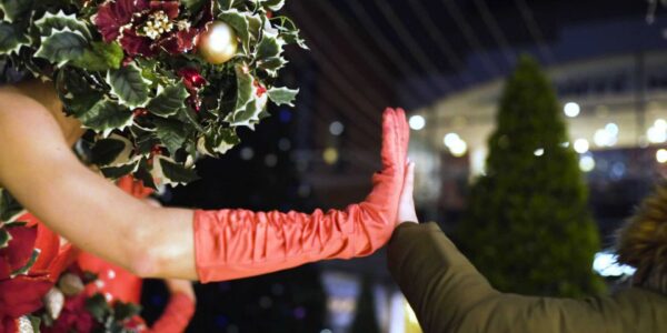 Walkabout-Christmas-Living-flower-Girls-Interacting-With-Crowd