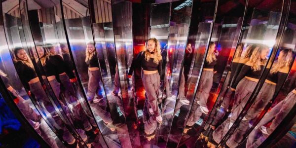 Hire-An-Immersive-Photo-Booth-For-Hollywood-Themed-Events